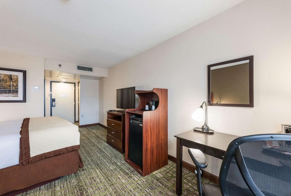 Clarion Hotel & Suites Mount Laurel Εξωτερικό φωτογραφία